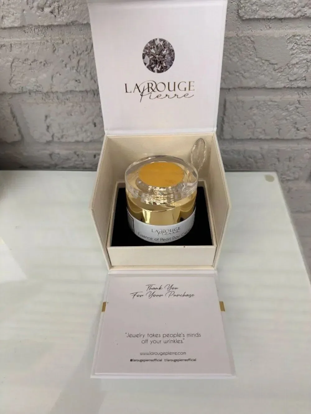 La Rouge Pierre features la